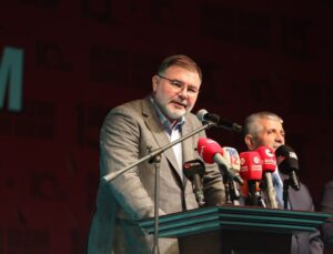 İzmir’de 15 Temmuz’un 10. yıl dönümünde binlerce kişi Konak Meydanı’nda andı