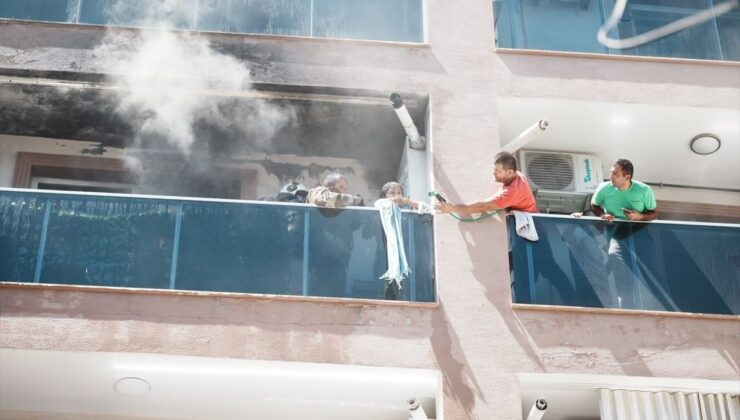 İzmir’de 3 katlı binada çıkan yangın söndürüldü