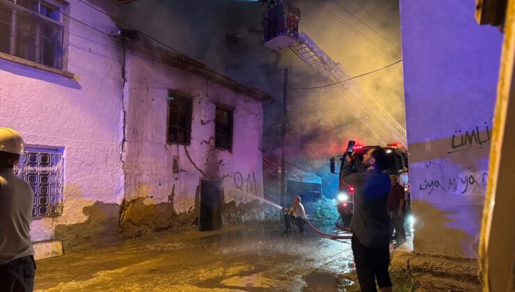 Karaman’da metruk evde çıkan yangın söndürüldü