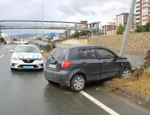 Kastamonu’da otomobil direğe çarptı: 3 yaralı