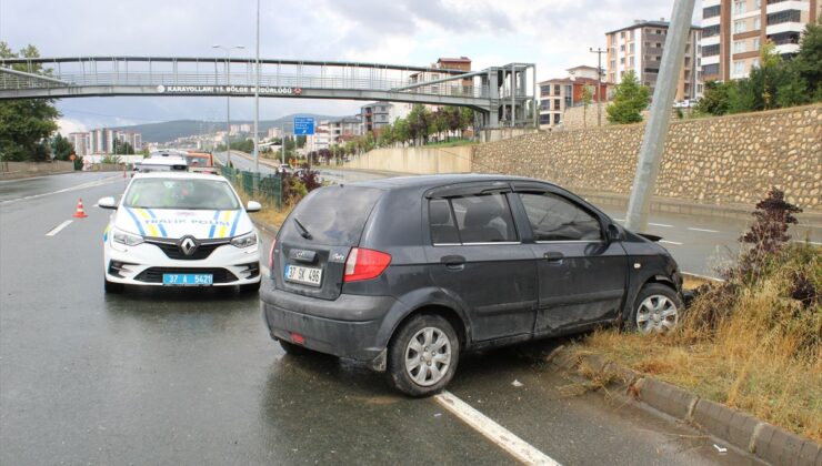 Kastamonu’da otomobil direğe çarptı: 3 yaralı