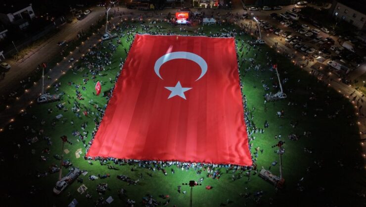 Kayseri’de 15 Temmuz etkinliklerinde dev Türk bayrağı açıldı