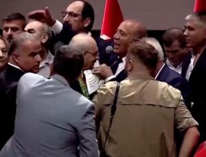 Kılıçdaroğlu rozet takarken Gürsel Tekin görevlileri fırçaladı: Sizi gerçekten bir dersten geçireceğim