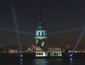 Kız Kulesi’nde 15 Temmuz’un 10’uncu yılında ışık gösterisi gerçekleştirildi