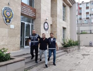 Kuyumcu dükkanında altın kolye hırsızlığı kamerada