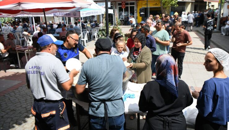 Lapseki’de Belediye Geleneksel Hayır Yemeğinde Vatandaşları Bir Araya Getirdi