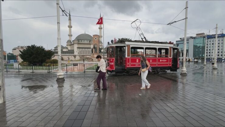 Meteoroloji uyarıları sonrası Taksim’de yağış etkili oluyor