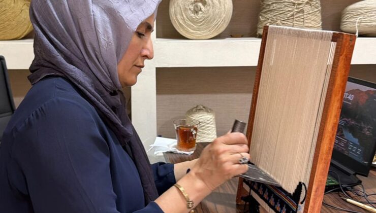 Minyatür tezgahlarla dokuma sanatını gençlere aktarıyor