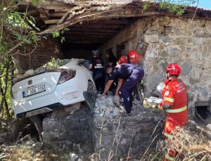 Muğla’da otomobilin eve çarptığı kazada sürücü hayatını kaybetti, nişanlısı yaralandı