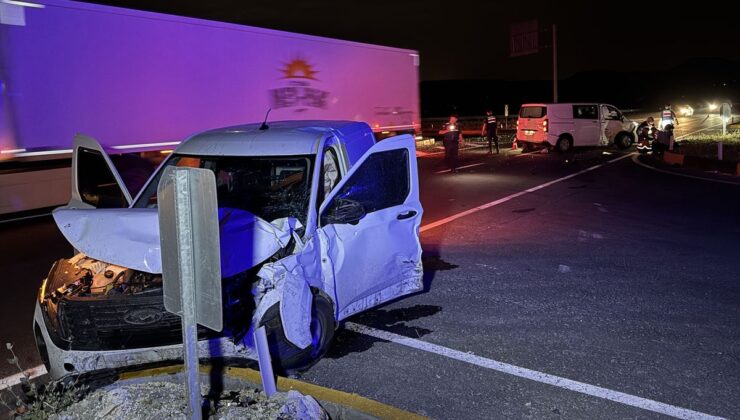 Nevşehir’de minibüs ile hafif ticari araç çarpıştı, 5 kişi yaralandı