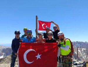 ODAK sporcularından Aladağlar’da 15 Temmuz anısına üç zirveye tırmanış