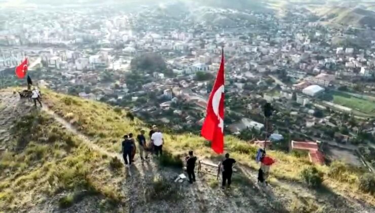 Oltu’da Gönüllüler Stare Dağı’nın Zirvesindeki Bayrağı Yeniledi