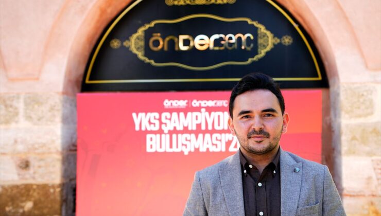 ÖNDER, YKS’de başarılı olan imam hatipli gençleri İstanbul’daki etkinlikte buluşturdu