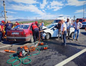 Pamukova’da İki Otomobil Çarpıştı: 1’i Bebek 7 Yaralı