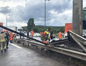 Pendik’te tırın bariyerlere çarptığı kaza trafiği aksattı