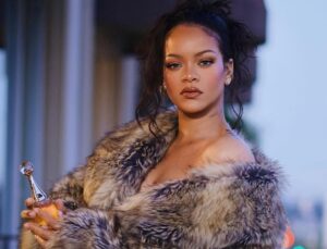 Rihanna, Türkiye’den o havalimanını takip etmeye başladı