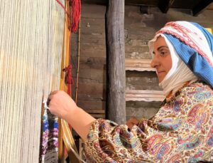 Rize bezi ustası Bilgenur Güngör, plastik poşetleri kumaşa dönüştürüyor