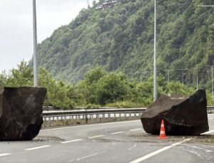 Rize’de sağanak kaya düşürdü, yol kapandı