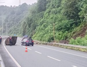 Rize’de Sahil Yolu’na Dev Kaya Düştü