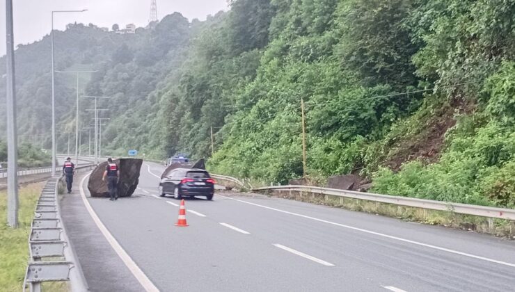 Rize’de Sahil Yolu’na Dev Kaya Düştü
