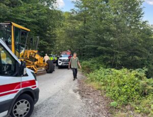 Rize’de yol çalışmasındaki iş makinesi uçuruma yuvarlandı: 1 yaralı