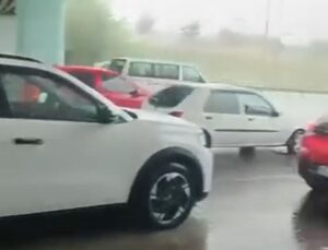 Sağanağa yakalanan motokuryeler köprü altına sığındı