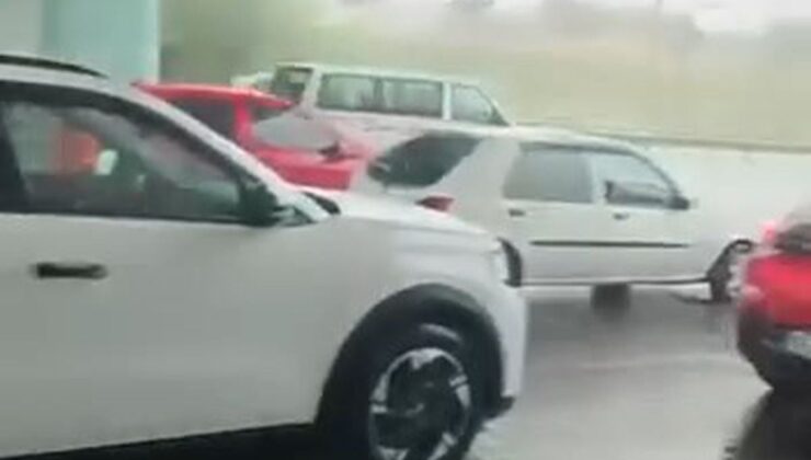 Sağanağa yakalanan motokuryeler köprü altına sığındı
