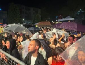 Semicenk konserine gelenler sağanak yağmura rağmen alandan ayrılmadı