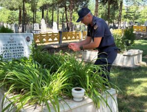 Seydişehir’de jandarmadan şehit mezarlarına bakım