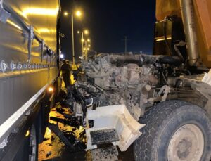 Sincan’da TIR ile çarpışan hafriyat kamyonunun kupa kısmı koptu: 1 yaralı