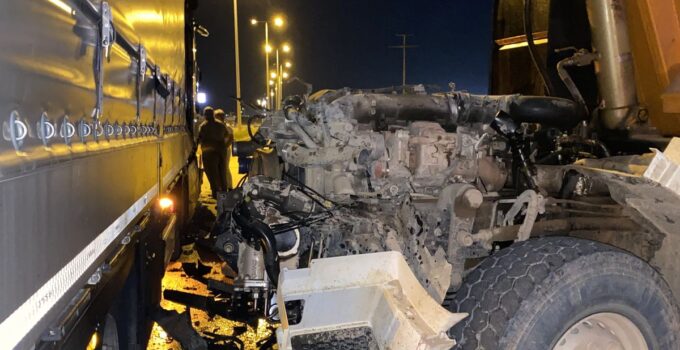Sincan’da TIR ile çarpışan hafriyat kamyonunun kupa kısmı koptu: 1 yaralı