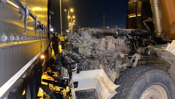 Sincan’da TIR ile çarpışan hafriyat kamyonunun kupa kısmı koptu: 1 yaralı