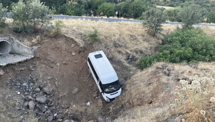 Siverek’te tarım işçisi minibüsü devrildi: 4 yaralı