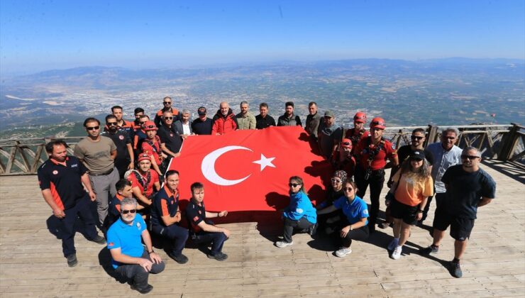Spil Dağı’nda 15 Temmuz için bayrak değişimi