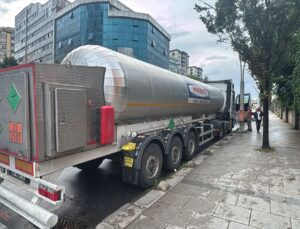 Sultangazi’de tankerde yapılan basınç tahliyesi gaz sızıntısı endişesiyle mahallede paniğe neden oldu