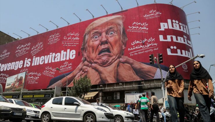 Tahran’da Trump’ın boğazına sarılmış el afişi