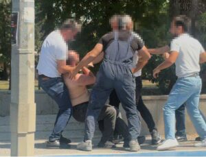 Tartıştıkları kişiyi aralarına alıp böyle dövdüler: Saldırganlar yakalandı