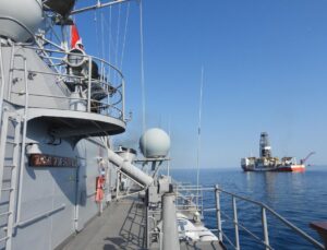 TCG Turgutreis fırkateyni, Yavuz ve Abdülhamid Han sondaj gemilerine refakatini sürdürüyor