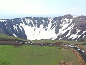 Tendürek Dağı’nın Krater Gölü Turizme Kazandırılmayı Bekliyor