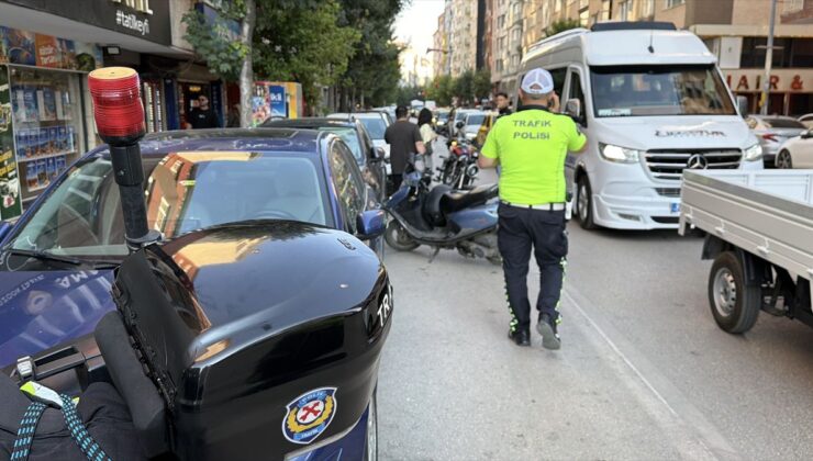Tepebaşı’nda motosiklet kazası: 1’i polis 2 yaralı