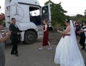 TIR şoförü düğününde gelin arabasını TIR yaptı, arkadaşları da konvoyla eşlik etti