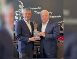Tuncay Özkan, ‘FETÖ’nün Belleği’ kitabını Özgür Özel’e takdim etti: Karanlık gün dostudur