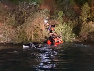 Tunceli’de Kontrolden Çıkan Otomobil Munzur Nehri’ne Uçtu: 1’i Ağır 2 Yaralı