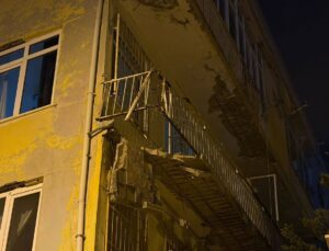 Üsküdar’da balkon çöktü: Hamile eşiyle sokakta kaldılar