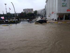 Yozgat’ta sağanak; cadde ve sokaklar göle döndü