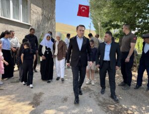 Yüksekova Kaymakamı Hülür, ineği telef olan aileye inek ve buzağı hediye etti