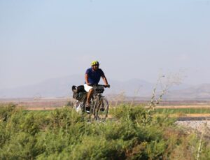 Yürüyerek umreye gitmek için çıktığı yolculuğunu bisikletle sürdürüyor