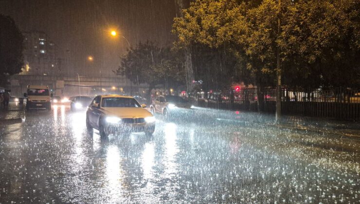 Adana’da Sağanak Hayatı Olumsuz Etkiledi