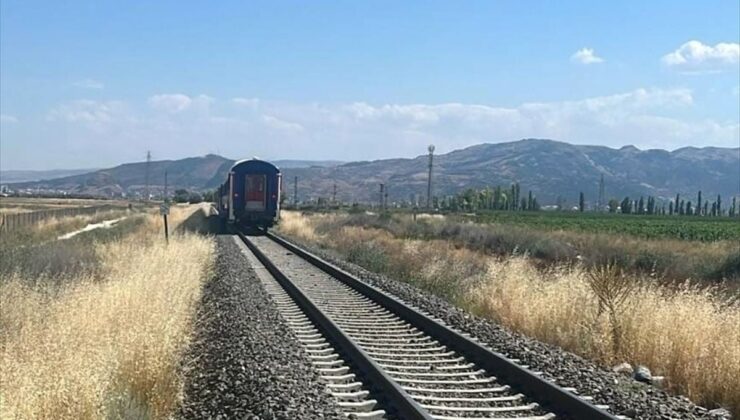 Afyonkarahisar’da trenin çarptığı tarım aracındaki 1 kişi öldü, 2 kişi yaralandı