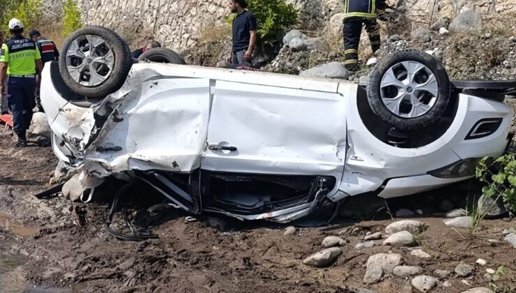 Aladağ’da Dereye Uçan Otomobilde 2 Kişi Öldü, 1 Kişi Yaralandı